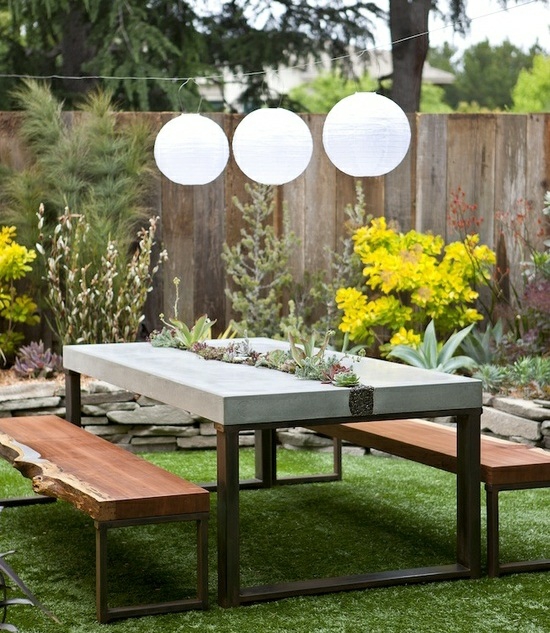 table-jardin-béton-plantes-incorporées-lanternes-papier