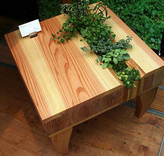 table-jardin-design-unique-palettes-bois-poncé-bricolage-plantes-incorporées