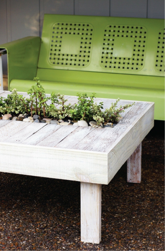 table-jardin en palettes de bois-poncé-peint-blanc-plantes-incorporées