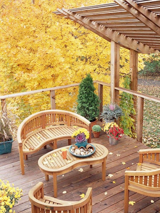 terrasse-balustrade-grilles-bois-pergola-bancs-table