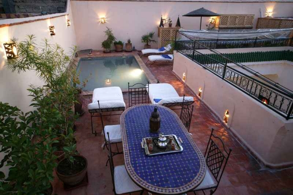 terrasse moderne sur toit piscine-table-bleue