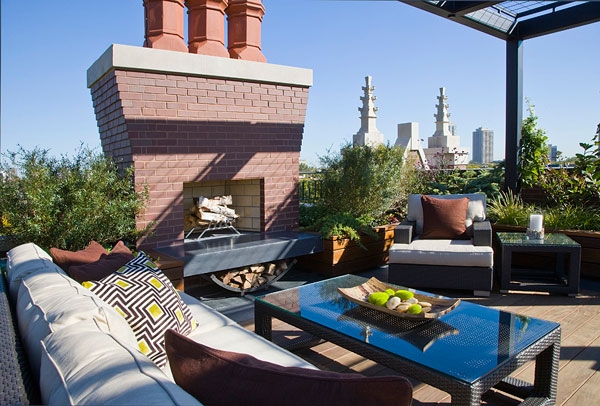 terrasse-sur-toit-moderne-cheminée-canapé-table