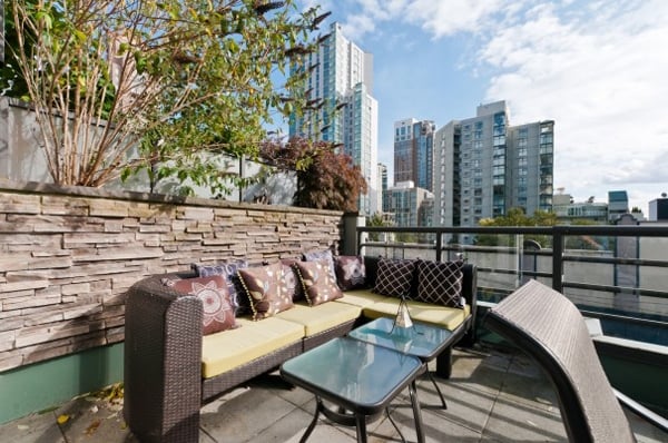 terrasse-sur-toit-moderne-meubles-sympa-mur-pierres