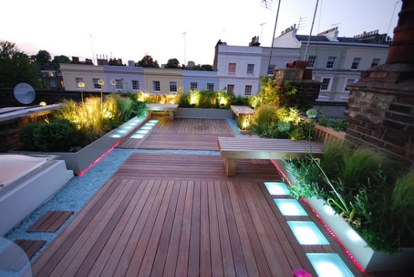 terrasse-sur-toit-spacieuse-moderne-sol-bois