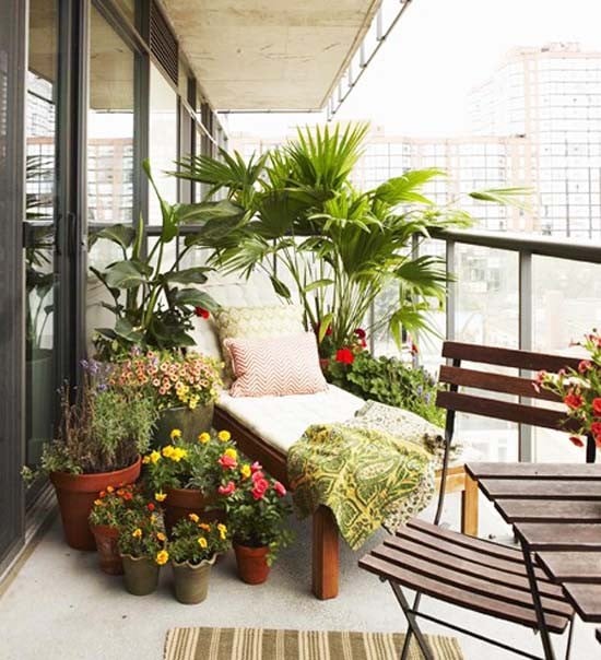 toile-intimité-balcon-naturelle-pots-plantes-chaise-longue-rambarde