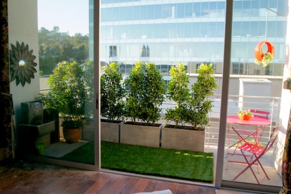 toile intimité balcon-rambarde-jardinières-tapis-vert-pelouse