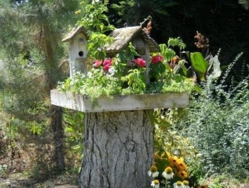 tronc-arbre-jardin-décoration-fleurs-jardin-maisonnette-oiseau