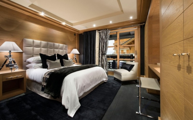 tête-lit-capitonée-chambre-coucher-adulte-luxe-plafond-corniche-lumineuse