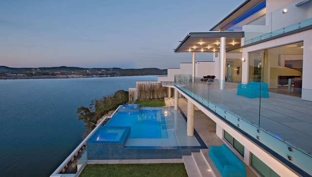 villa-luxe-vue-magnifique-aménagement-de-piscine