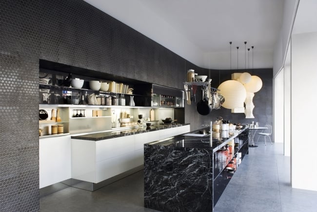îlot-comptoirs-cuisine-marbre-noir-style-moderne-éclairage-pendant-extraordinaire