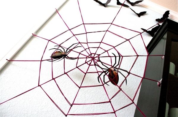 bricolage d'Halloween facile toile-araignée-fil-violet