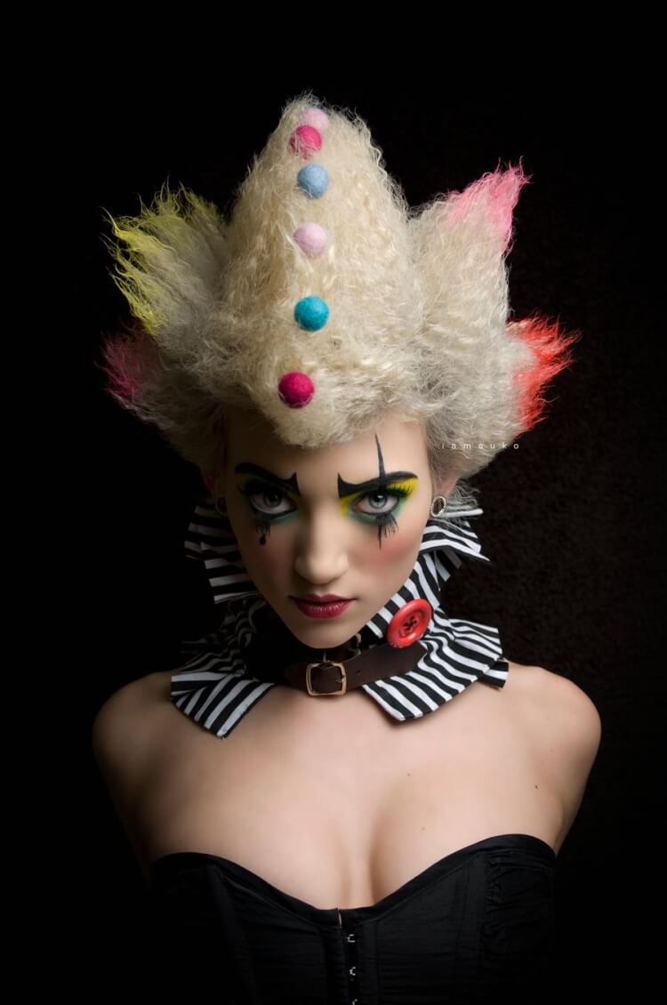 Halloween maquillage terrifiant coloré femme clown