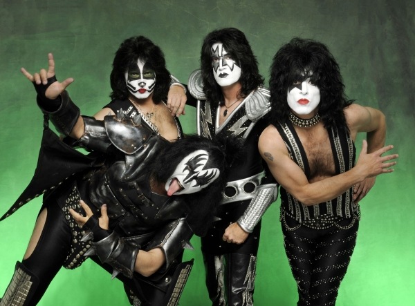 Kiss et leur maquillage noir et blanc unique Kiss-déguisement-maquillage-Halloween-célébrités