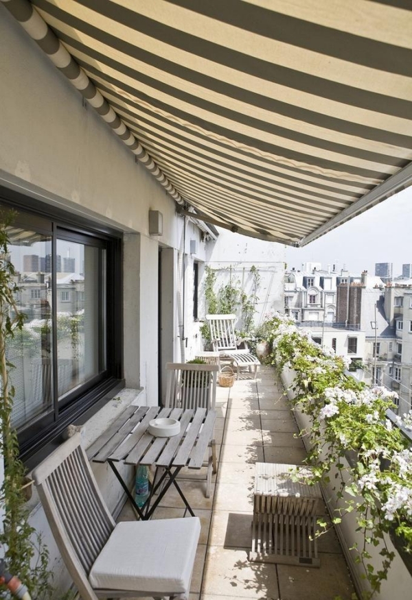 abri pour le balcon auvent-rétractable-rayure-jardinières-plantes
