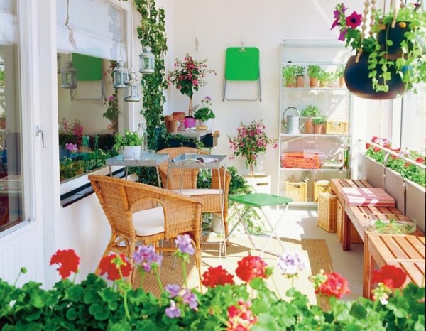 abri-balcon-banc-bois-distraction-plantes-suspendues-luxuraintes