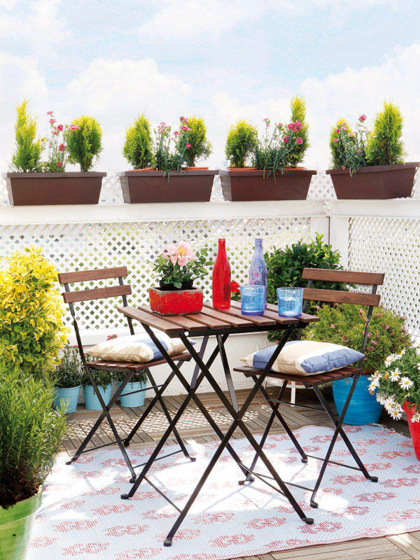 abri-balcon-jardinières-plantes-vertes-balustrade-treillis-bois-peint-blanc