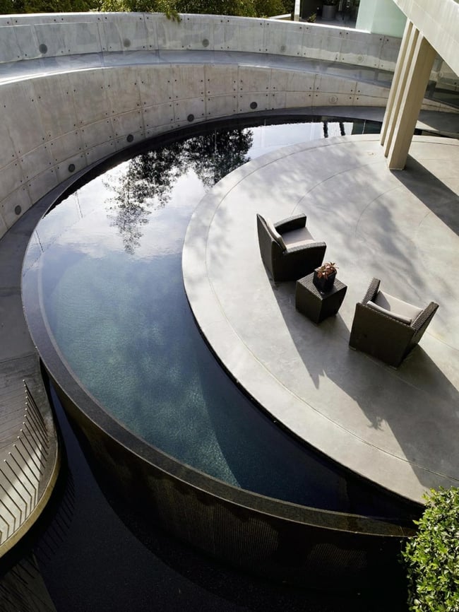 agrandissement-visuel-jardin-niveau-eau-piscine-forme-intéressante Agrandissement visuel du jardin