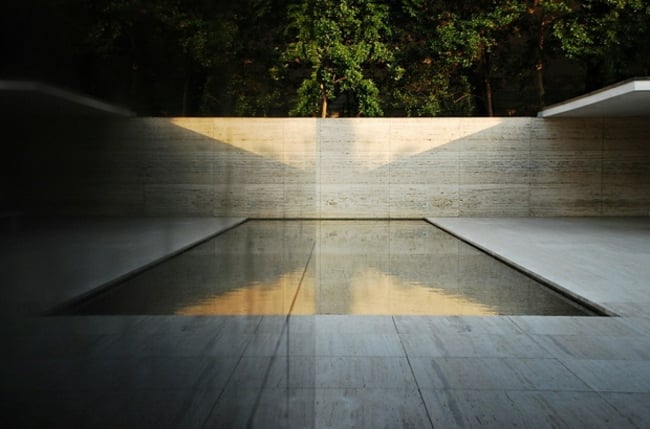 agrandissement-visuel-jardin-niveau-eau-piscine-moderne