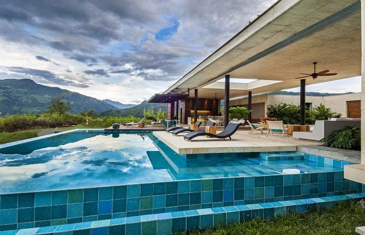 agrandissement-visuel-jardin-piscine-extérieure-terrasse-bois-composite