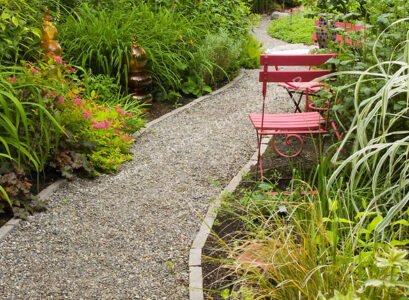 allée-de-jardin-bordures-végétation-abondante