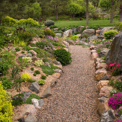 allée-de-jardin-grandes-pierres-plantes