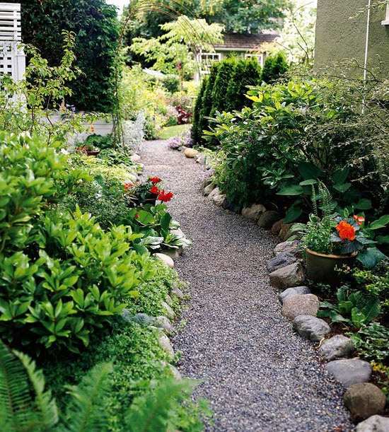 allée-de-jardin-grandes-pierres-végétation-abondante-verte