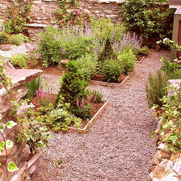 allée-de-jardin-pot-fleurs-encastrés-gravier