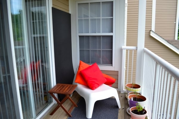 aménagement-balcon-idées-salon-extérieur-chaise-blanche-plastique Aménagement de balcon