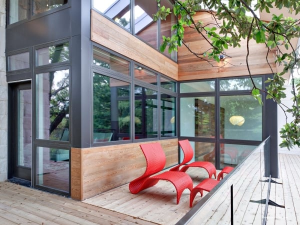aménagement-balcon-idées-salon-extérieur-chaises-rouges-formes-intéressantes