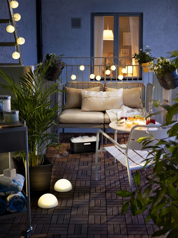aménagement-balcon-idées-salon-extérieur-lampes-coussins-plantes Aménagement de balcon
