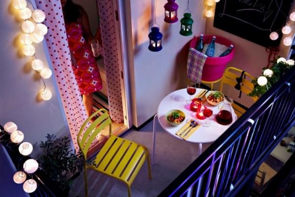 aménagement-balcon-idées-salon-extérieur-lampes-meubles-plastique