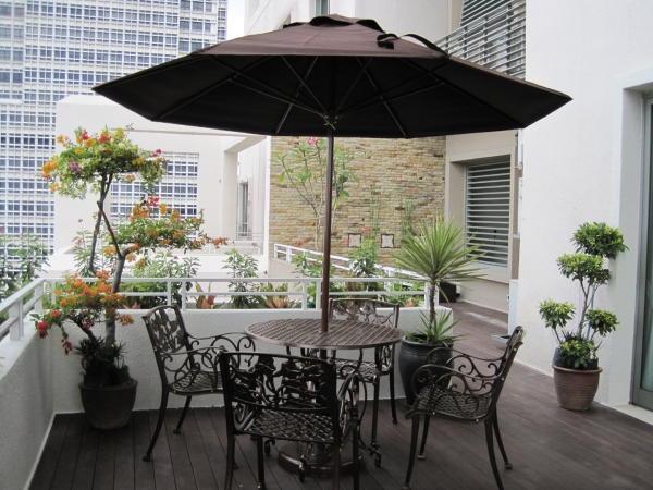 aménagement-balcon-idées-salon-extérieur-parasol-meubles-fer-forgé