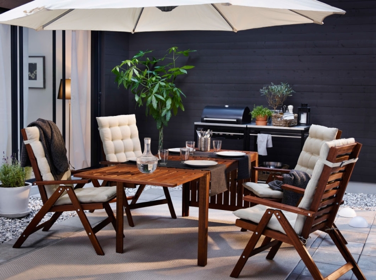 aménagement-balcon-meubles-bois-massif-parasol-design