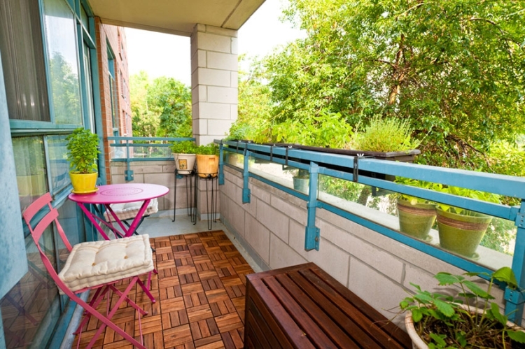 aménagement-balcon-style-vintage-balustrade-métrallique-chaise-rose