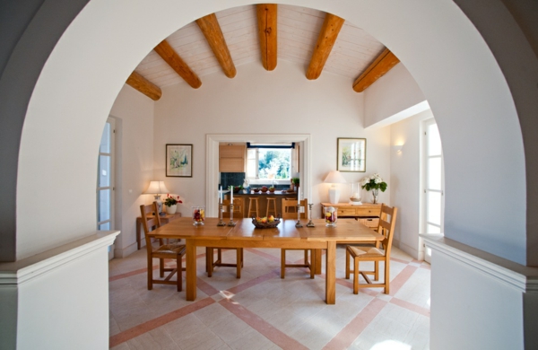 aménagement de maison style-méditérranien-salle-à-manger-table-chaises-bois