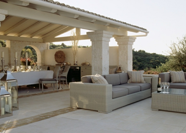 aménagement de maison style-méditérranien-spacieuse-terrasse-canapé