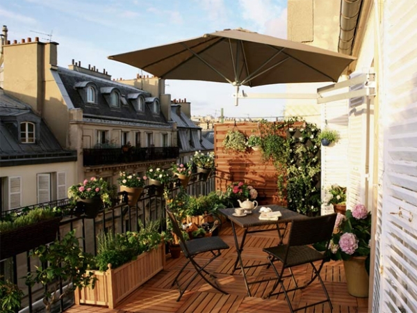 aménagement-de-terrasse-balcon-bois-parasol