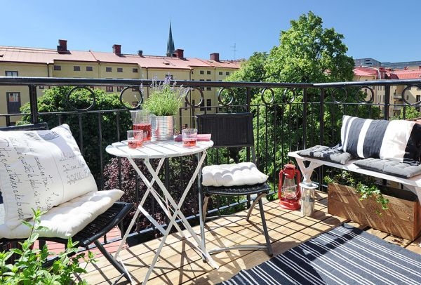 aménagement de terrasse balcon-sol-plancher-table-chaise