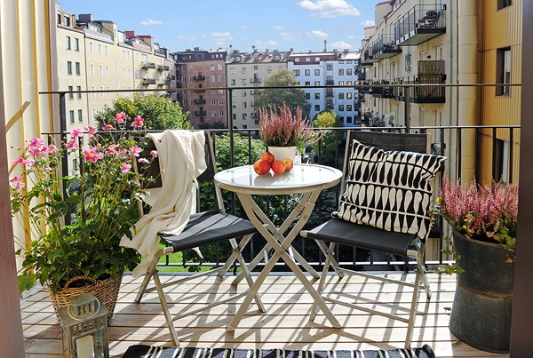 aménagement de terrasse balcon-table-chaises
