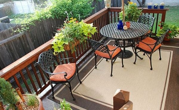 aménagement de terrasse meuble-table-chaises-tapis-parapet-bois