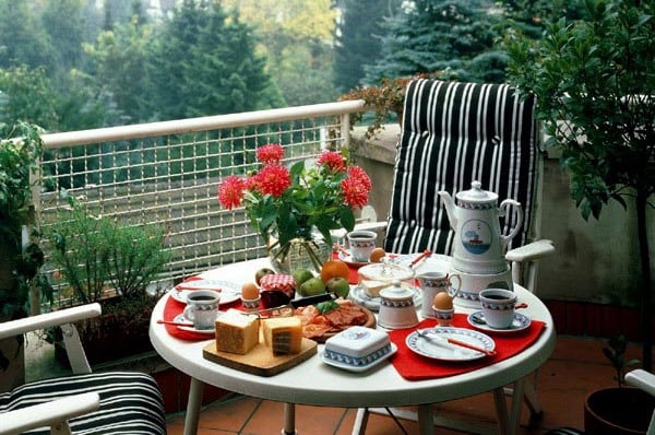 aménagement-de-terrasse-petit-balcon-table-ronde-chaises