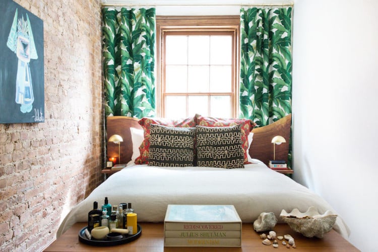aménager-petite-chambre-coucher-idées-décoration-rideaux-verts