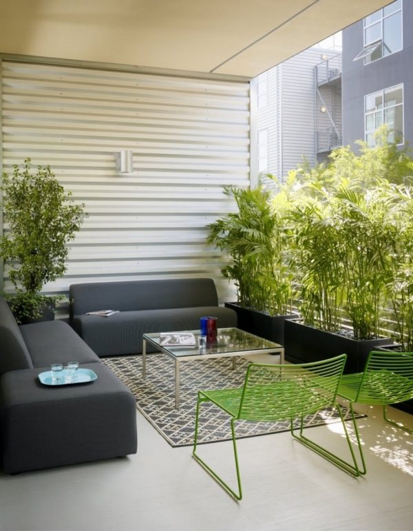 aménagement-balcon-idées-salon-extérieur-table-verre-canapés-gris