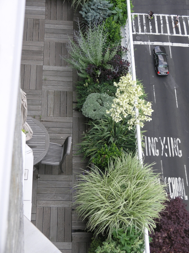 aménagement-balcon-terrasse-moderne-sol-bois-plantes
