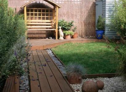 aménagement-de-jardin-allée-bois-pelouse-pergola