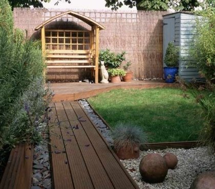 aménagement-de-jardin-allée-bois-pelouse-pergola