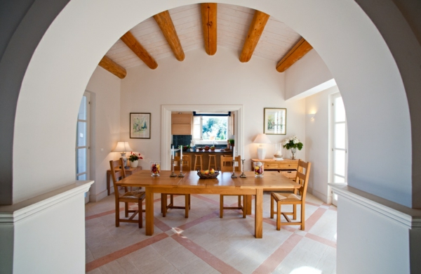 aménagement-de-maison-style-méditérranien-salle-à-manger-table-chaises-bois