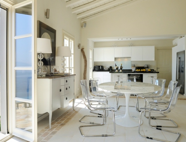 aménagement-de-maison-style-méditérranien-salle-manger-table-chaises-transparentes