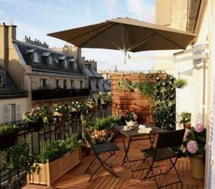 aménagement-de-terrasse-balcon-bois-parasol