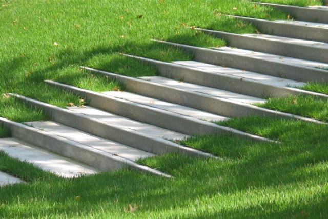 aménagement-extérieur-moderne-jardin-gazon-escalier-béton
